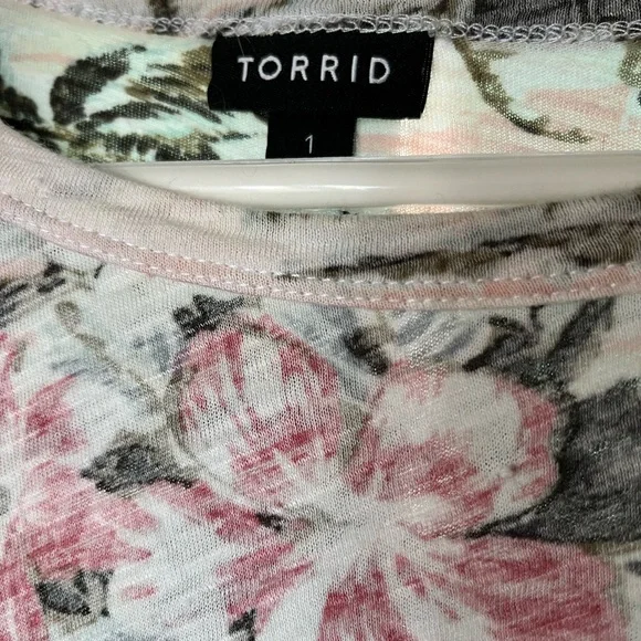 Torrid Tropical Puff Sleeve Tee EUC 1X 14/16 - Picture 3 of 3